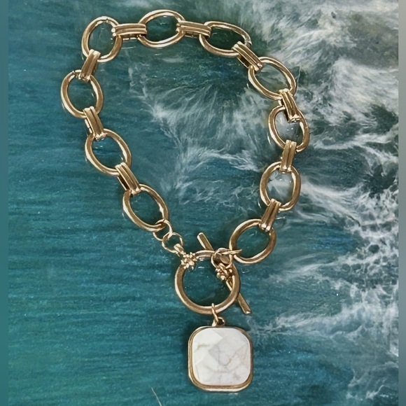 Pomina Jewelry - Gold Chain Bracelet with White Pendant.